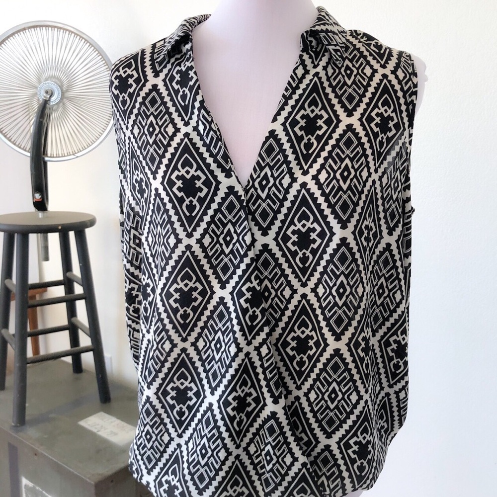 Daniel Rainn B&W Geometric Sleeveless Blouse